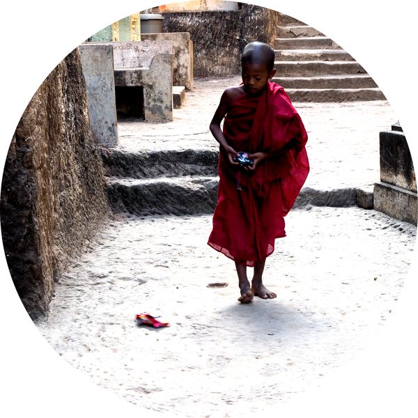 jeune moine jouant avec une auto téléguidée, Pho Win Taung • Myanmar